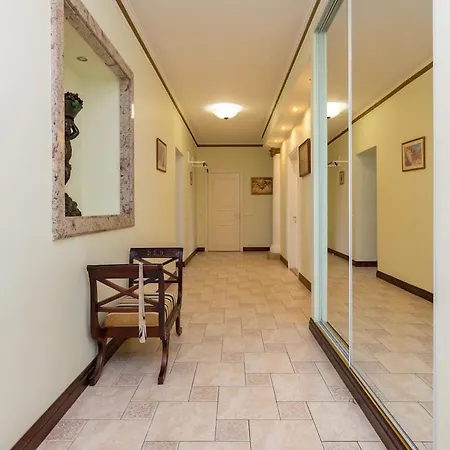 Elegant 5 Bedr Apartment With Sauna In The Centre, Near Viru And Old Town, With Private Parking Tallinn Exterior photo