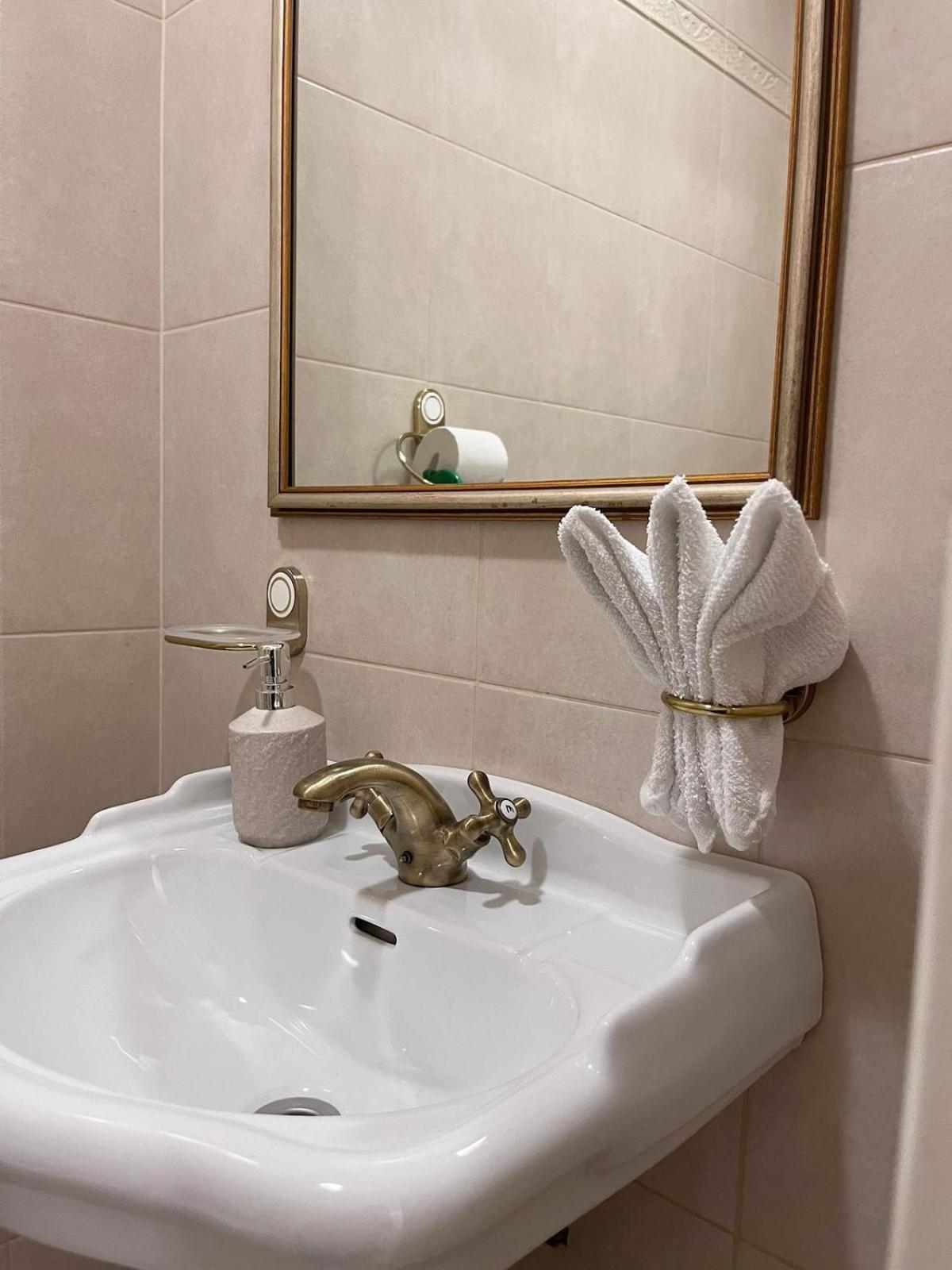 Elegant 5 Bedr With Sauna In The Centre, Near Viru And Old Town, With Private Parking Appartement