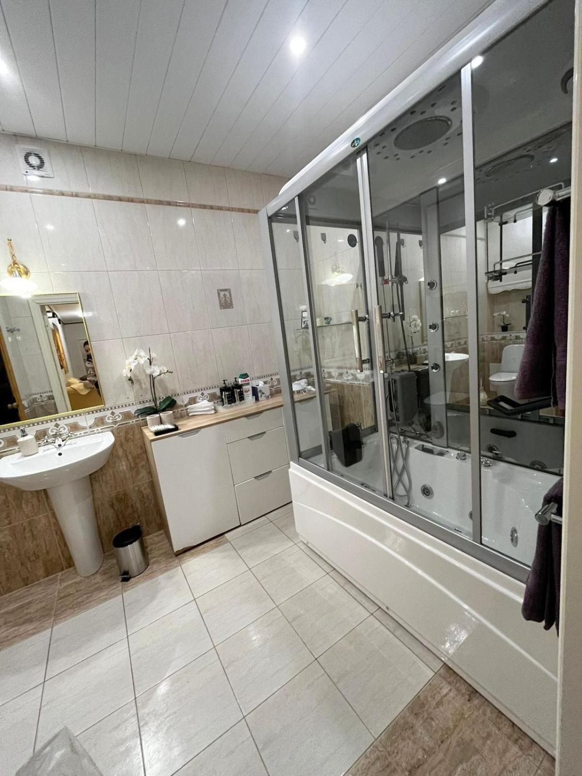 Elegant 5 Bedr With Sauna In The Centre, Near Viru And Old Town, With Private Parking Tallinn